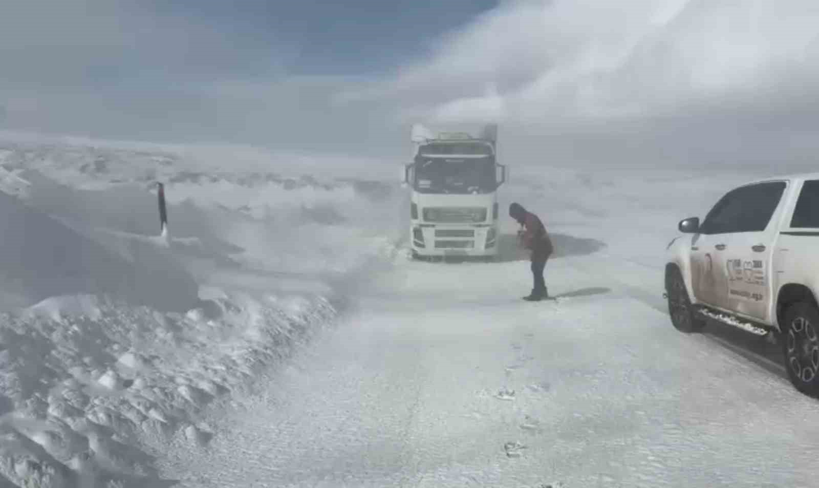 Kar ve tipi, Tendürek geçidini kapattı
