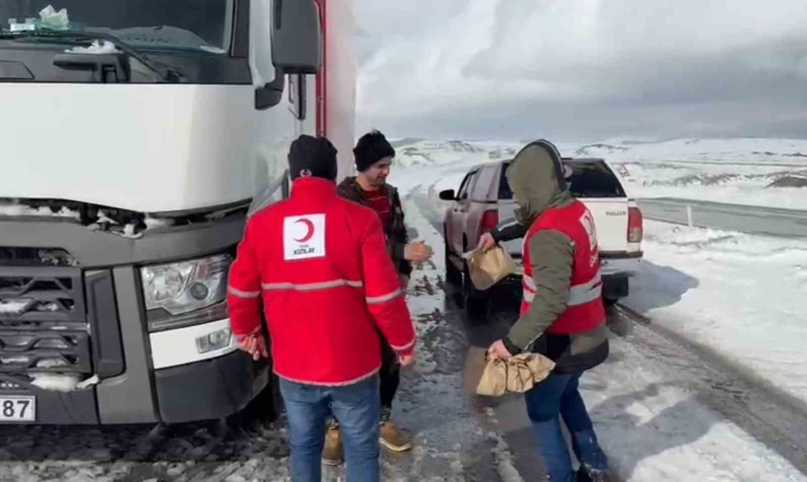 Kar ve tipi, Tendürek geçidini kapattı
