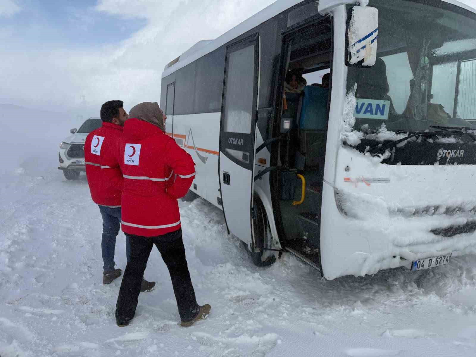 Kar ve tipi, Tendürek geçidini kapattı
