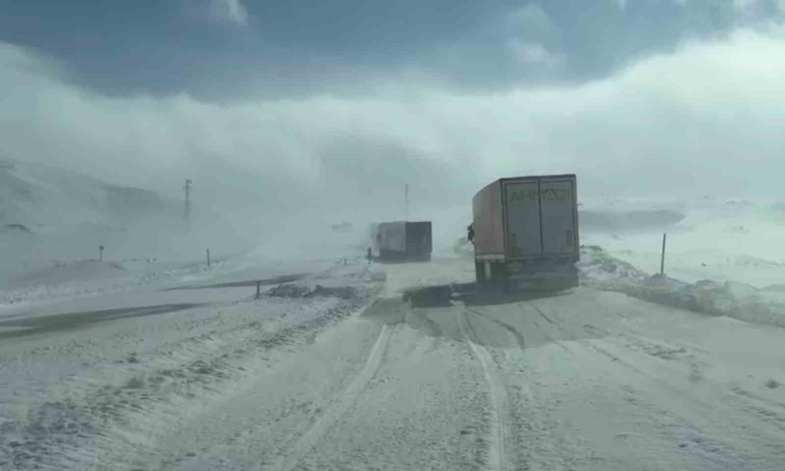 Kar ve tipi, Tendürek geçidini kapattı
