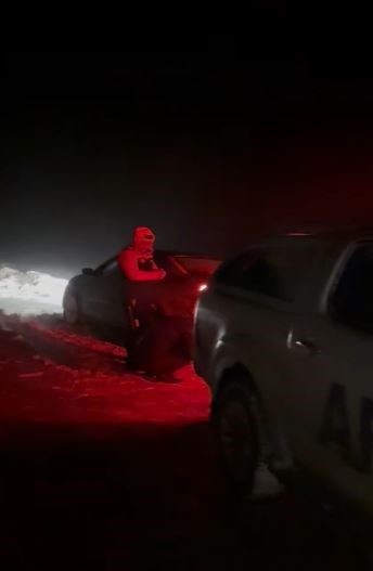 Kar ve tipiden yolda mahsur kalan vatandaşları AFAD ekipleri kurtardı
