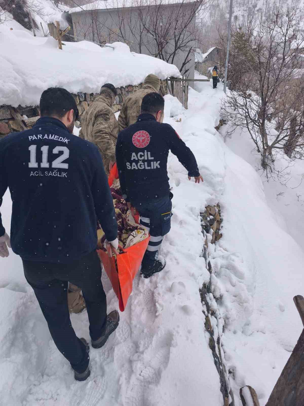 Kar ve tipiden yolu kapanan köydeki hasta kadın hastaneye ulaştırıldı
