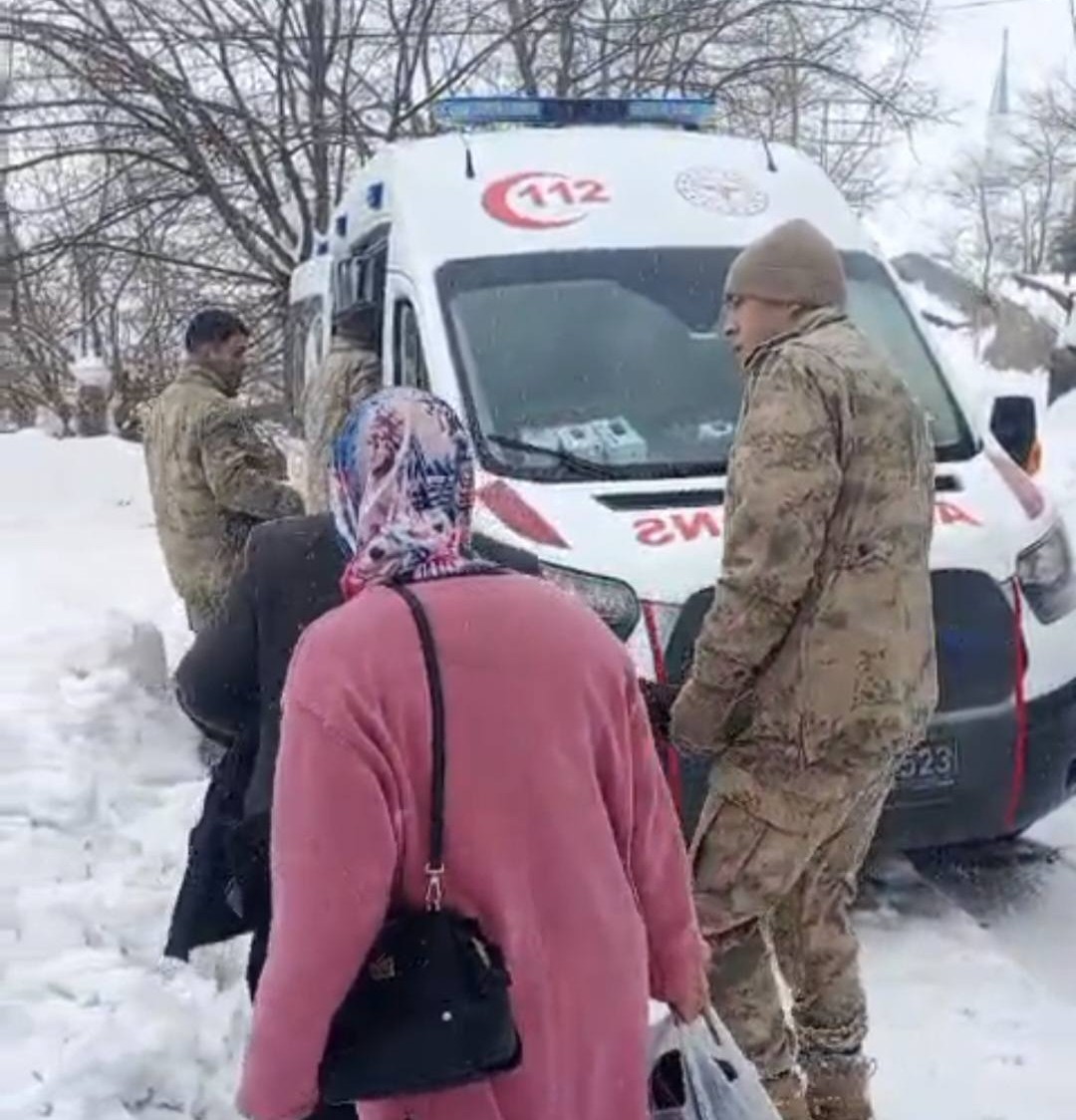 Kar ve tipiden yolu kapanan köydeki hasta kadın hastaneye ulaştırıldı
