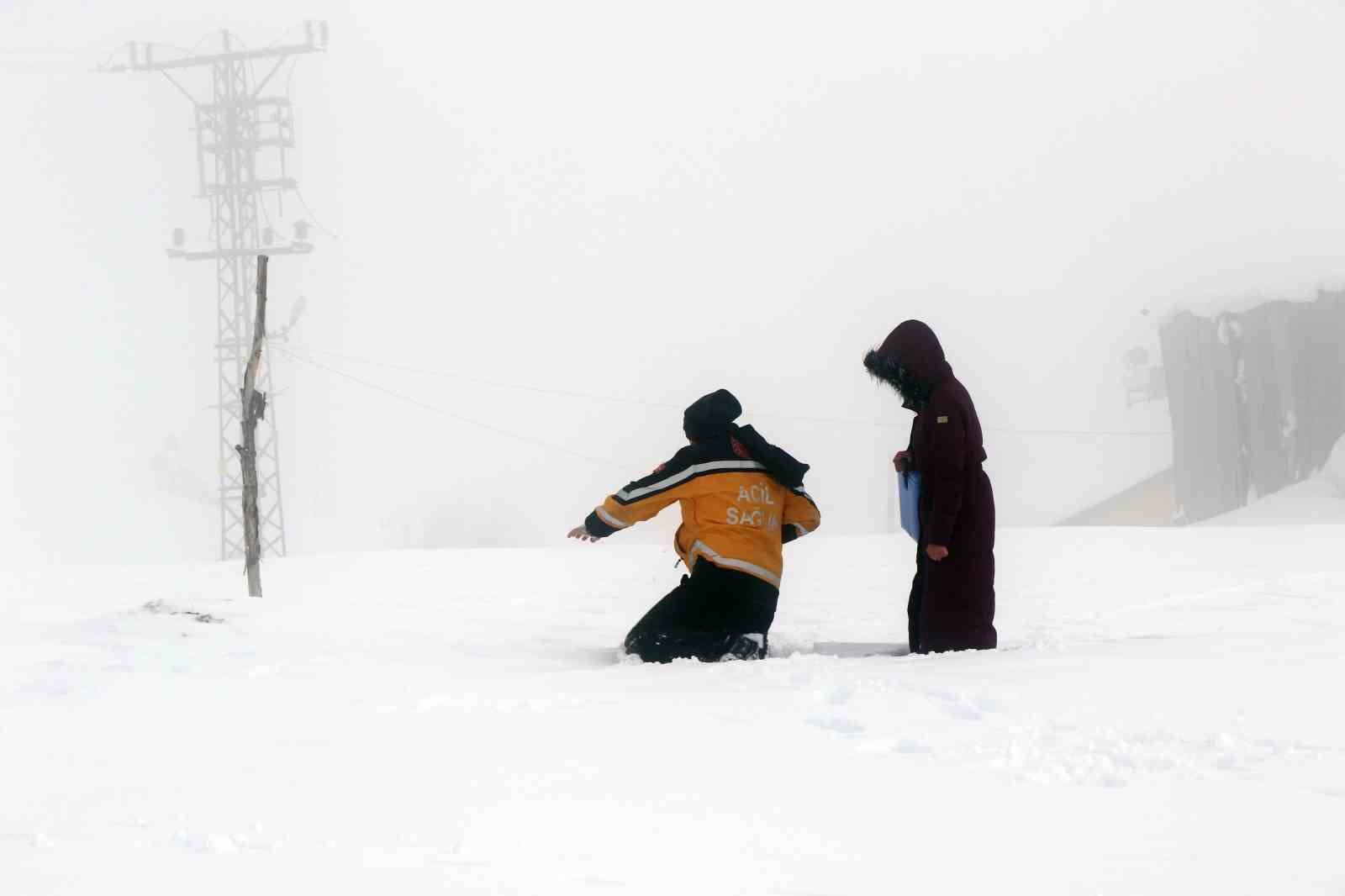 Kar ve tipiye rağmen şifa yolu açık, paletli ambulanslar görevde
Kar ve tipiye rağmen şifa yolu açık, paletli ambulanslar görevde