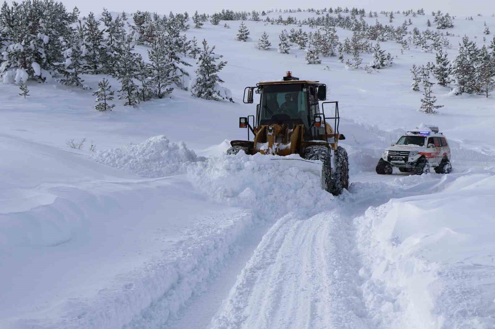 Kar ve tipiye rağmen şifa yolu açık, paletli ambulanslar görevde
Kar ve tipiye rağmen şifa yolu açık, paletli ambulanslar görevde