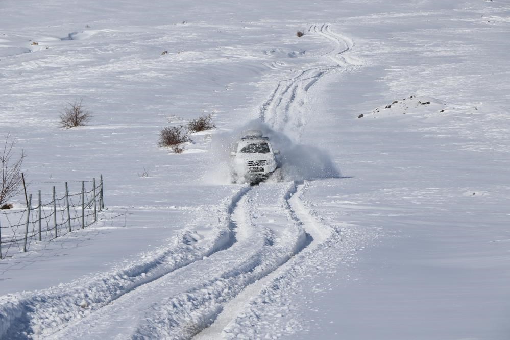 Kar ve tipiye rağmen şifa yolu açık, paletli ambulanslar görevde
Kar ve tipiye rağmen şifa yolu açık, paletli ambulanslar görevde