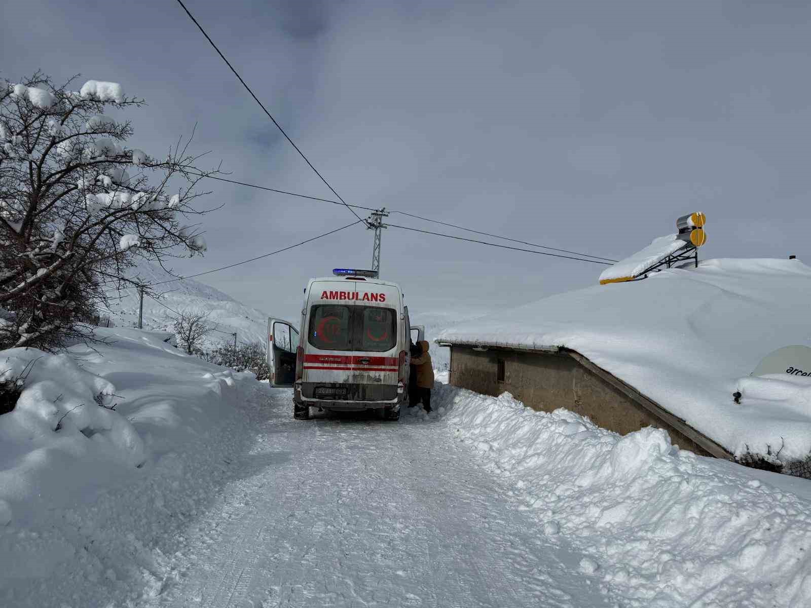Kar ve tipiye rağmen şifa yolu açık, paletli ambulanslar görevde
Kar ve tipiye rağmen şifa yolu açık, paletli ambulanslar görevde