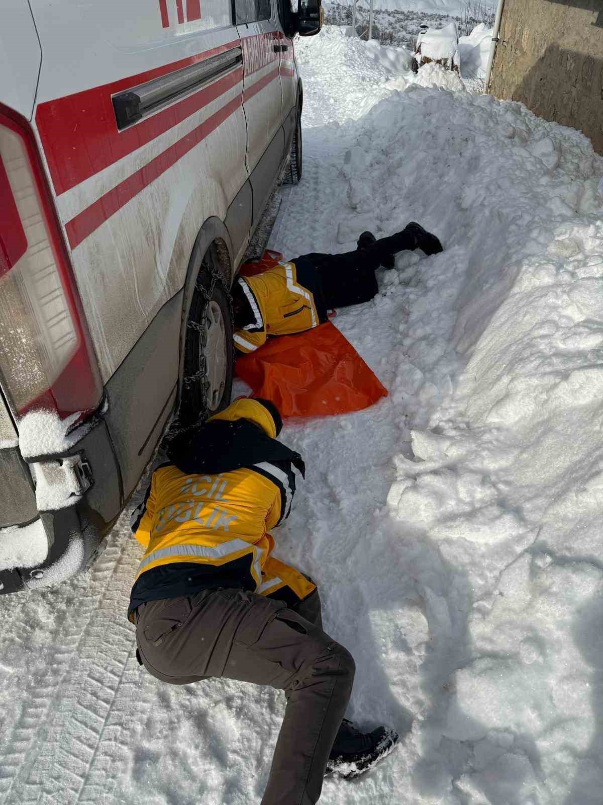 Kar ve tipiye rağmen şifa yolu açık, paletli ambulanslar görevde
Kar ve tipiye rağmen şifa yolu açık, paletli ambulanslar görevde