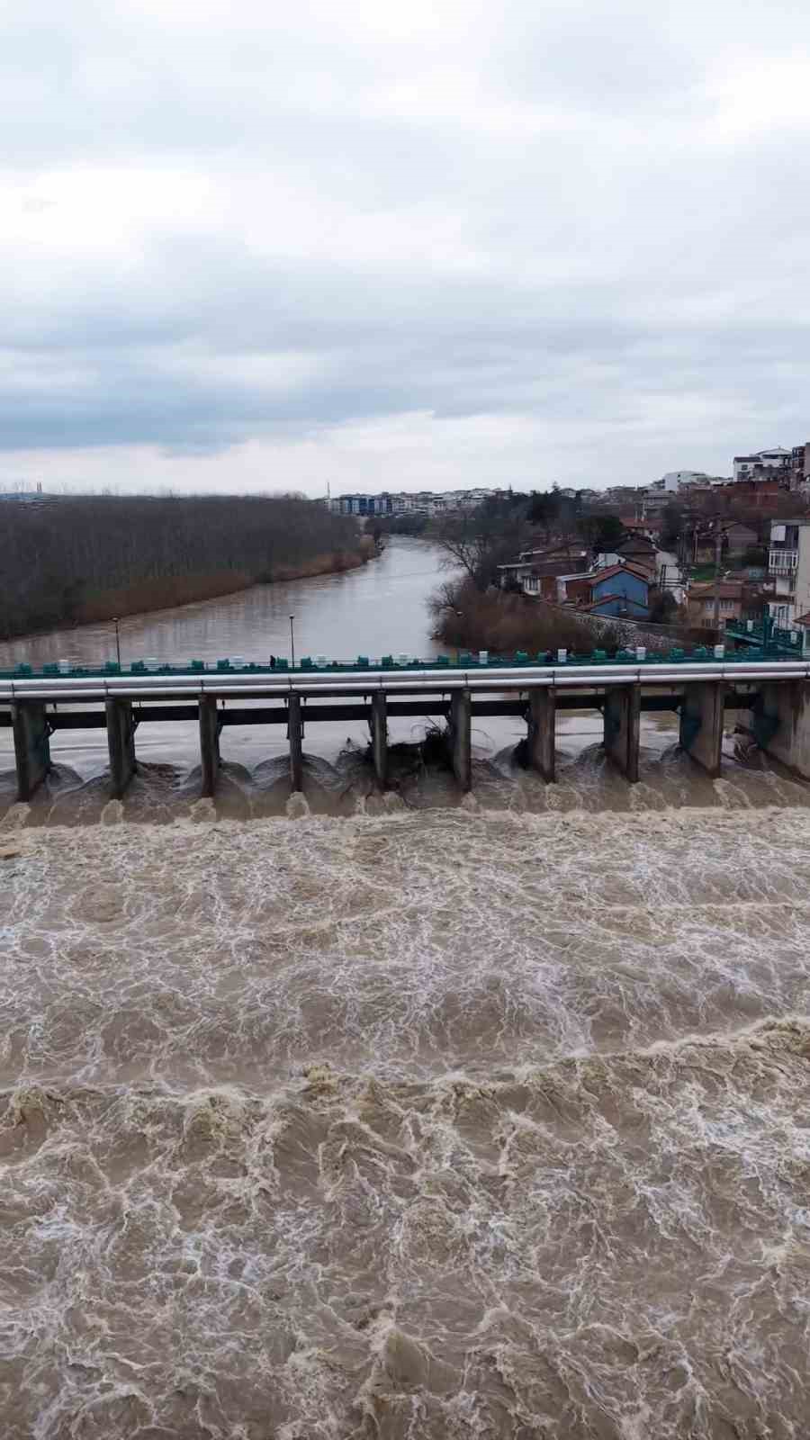 Kar ve yağmurların ardından, Mustafakemalpaşa Çayı coştu
