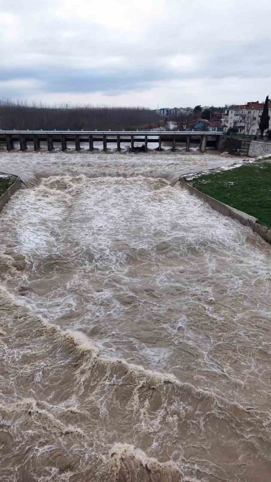 Kar ve yağmurların ardından, Mustafakemalpaşa Çayı coştu
