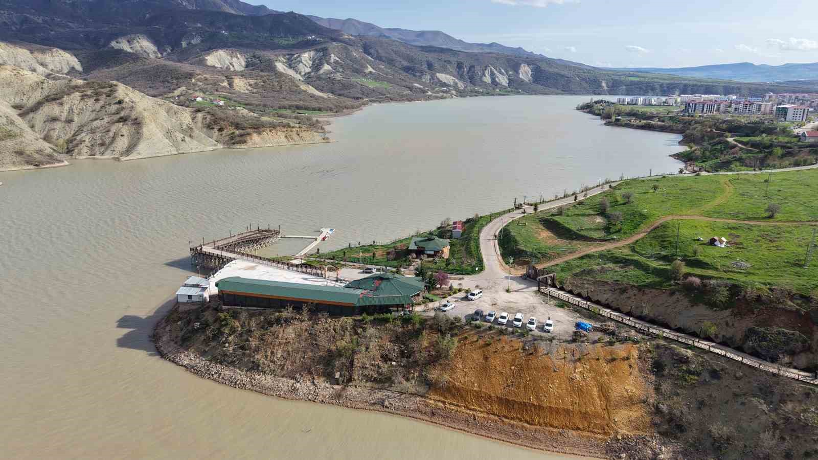 Kar ve yağmurlarla Uzunçayır Baraj Gölü’nün debisi yükseldi
