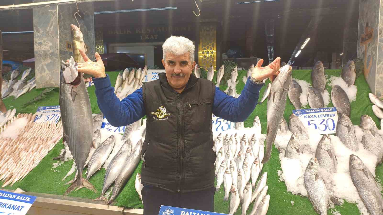 Kar yağdı, balık tezgâhları şenlendi
