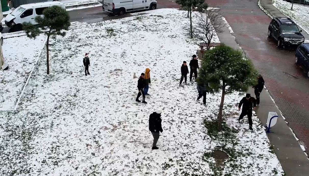 Kar yağışı altında futbol müsabakası  dronla görüntülendi
