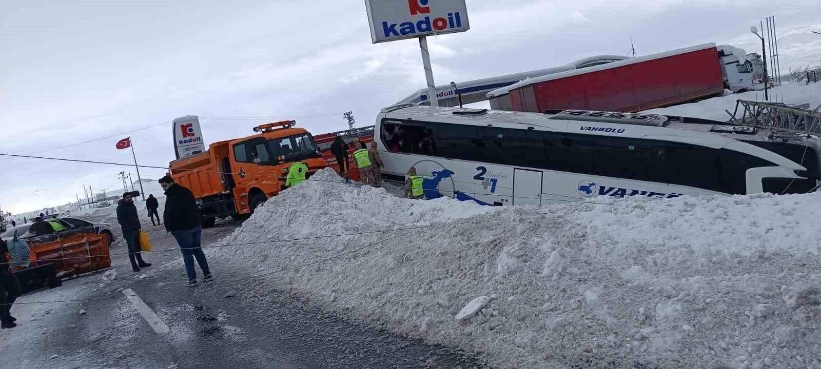 Kar yağışı beraberinde kazayı getirdi: Yolcu otobüsü direğe çarparak durabildi
