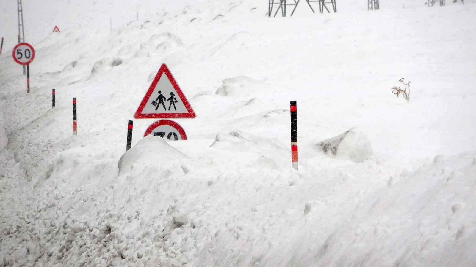 Kar yağışı Bitlis’te etkisini artırdı: 100 köy yolu ulaşıma kapandı
