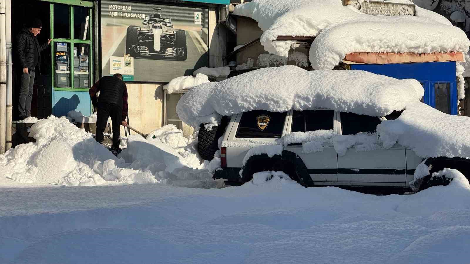 Kar yağışı durdu, esnafın mücadelesi başladı

