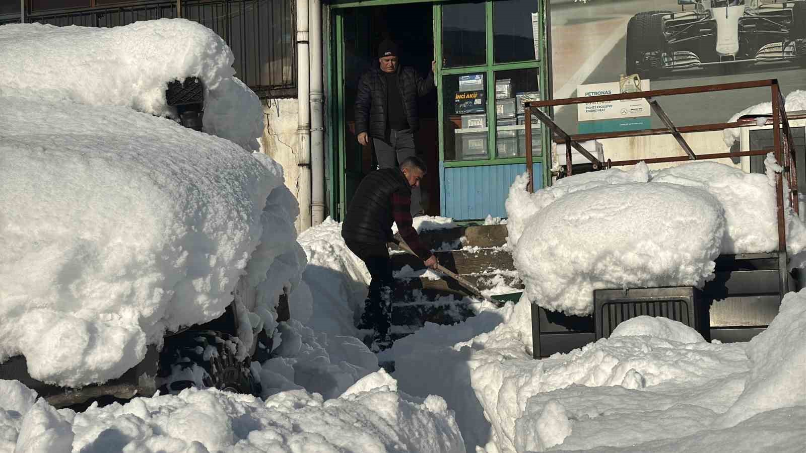 Kar yağışı durdu, esnafın mücadelesi başladı
