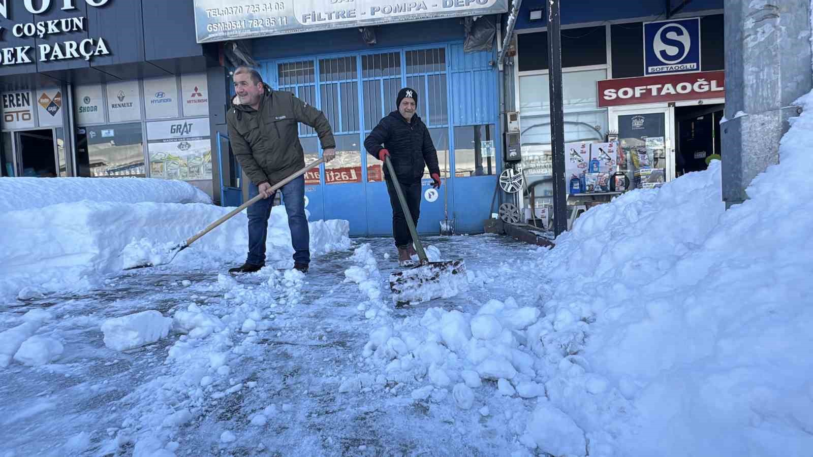 Kar yağışı durdu, esnafın mücadelesi başladı
