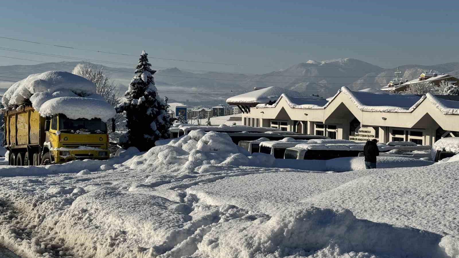 Kar yağışı durdu, esnafın mücadelesi başladı
