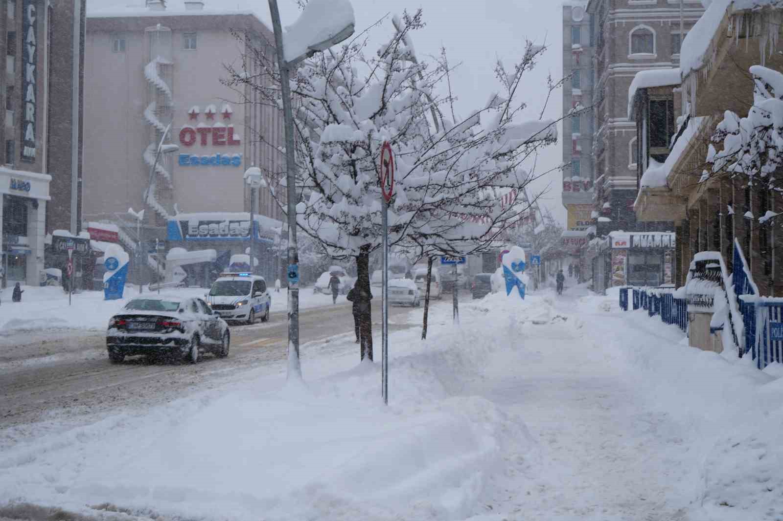 Kar yağışı Erzurum’u felç etti, okullar tatil, kar kalınlığı 50 santimetreyi geçti, bin 167 köy yolu ulaşıma kapalı
