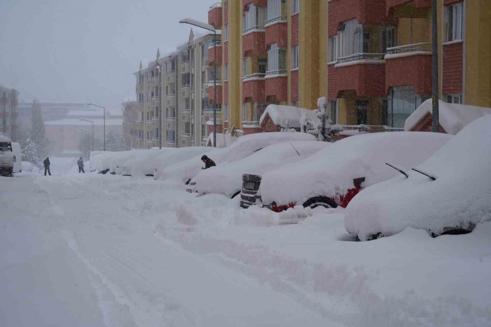 Kar yağışı Erzurum’u felç etti, okullar tatil, kar kalınlığı 50 santimetreyi geçti, bin 167 köy yolu ulaşıma kapalı
