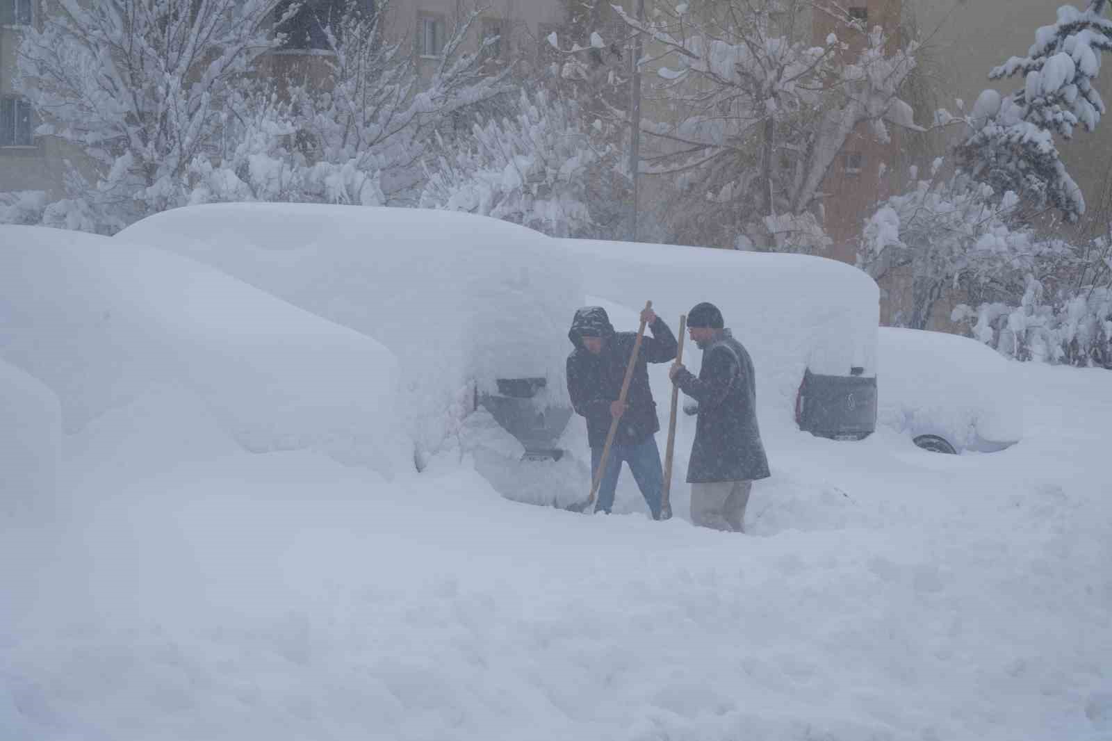 Kar yağışı Erzurum’u felç etti, okullar tatil, kar kalınlığı 50 santimetreyi geçti, bin 167 köy yolu ulaşıma kapalı
