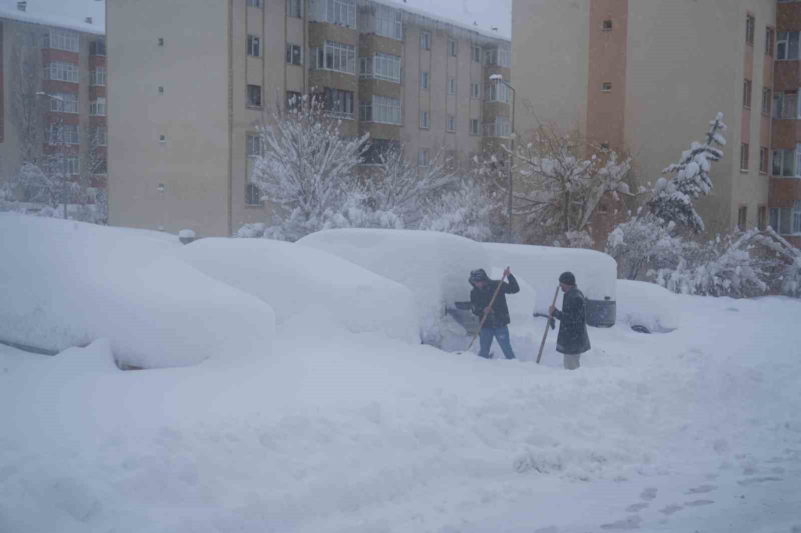 Kar yağışı Erzurum’u felç etti, okullar tatil, kar kalınlığı 50 santimetreyi geçti, bin 167 köy yolu ulaşıma kapalı
