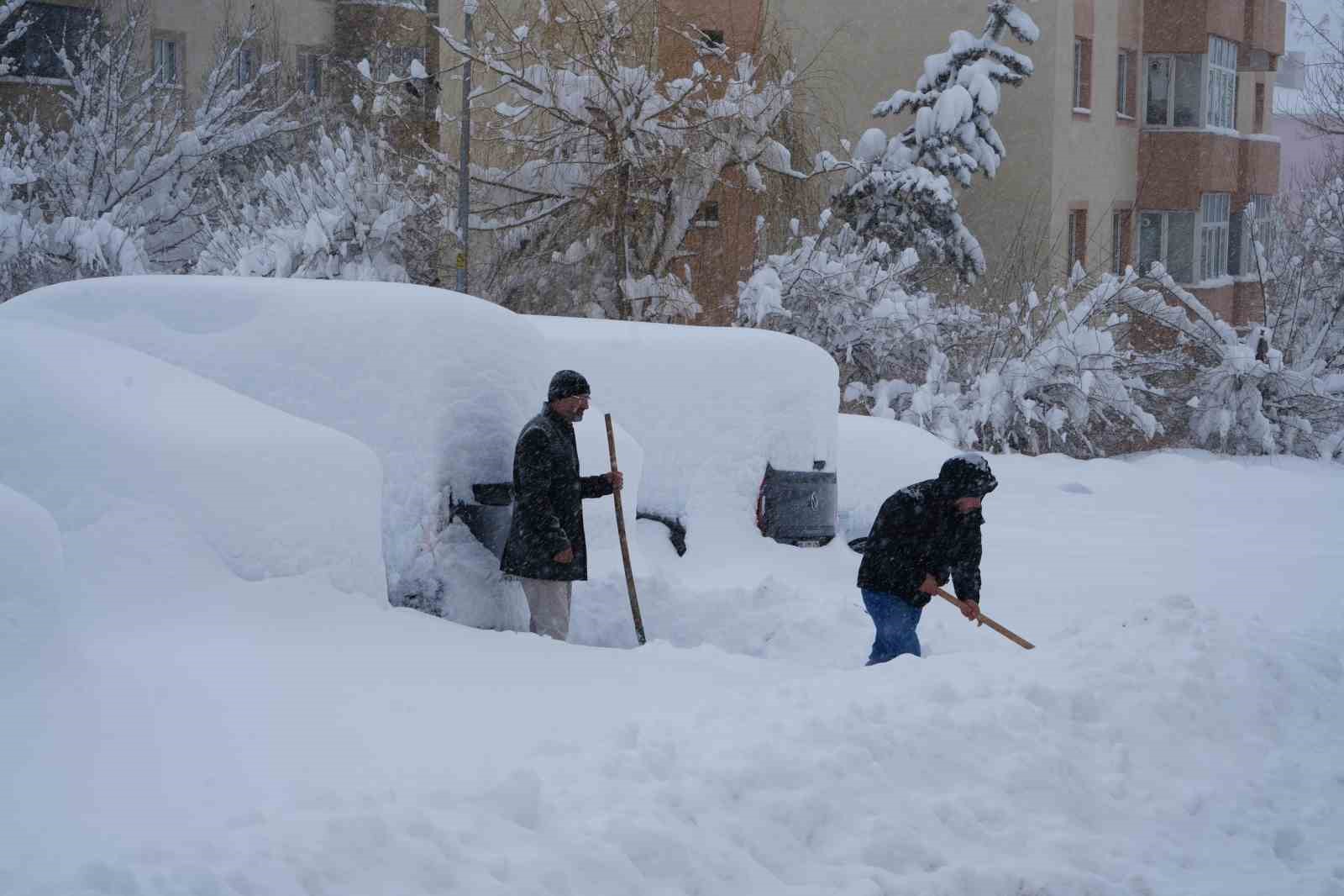 Kar yağışı Erzurum’u felç etti, okullar tatil, kar kalınlığı 50 santimetreyi geçti, bin 167 köy yolu ulaşıma kapalı
