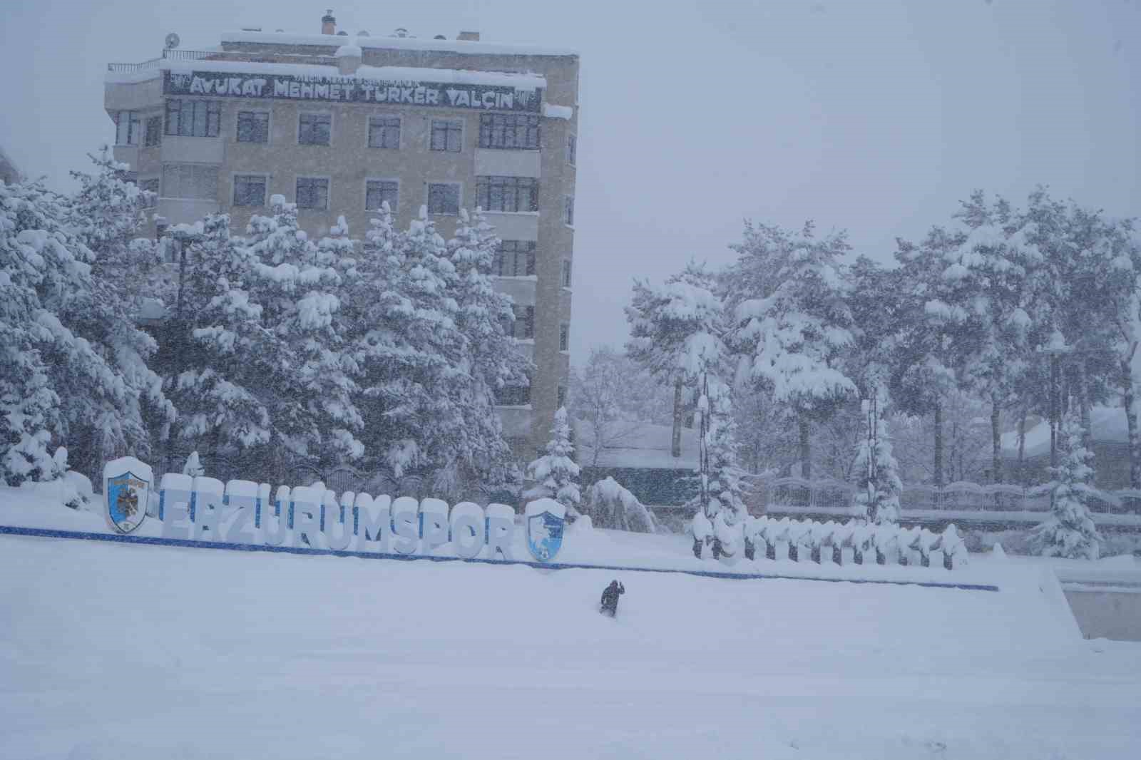 Kar yağışı Erzurum’u felç etti, okullar tatil, kar kalınlığı 50 santimetreyi geçti, bin 167 köy yolu ulaşıma kapalı

