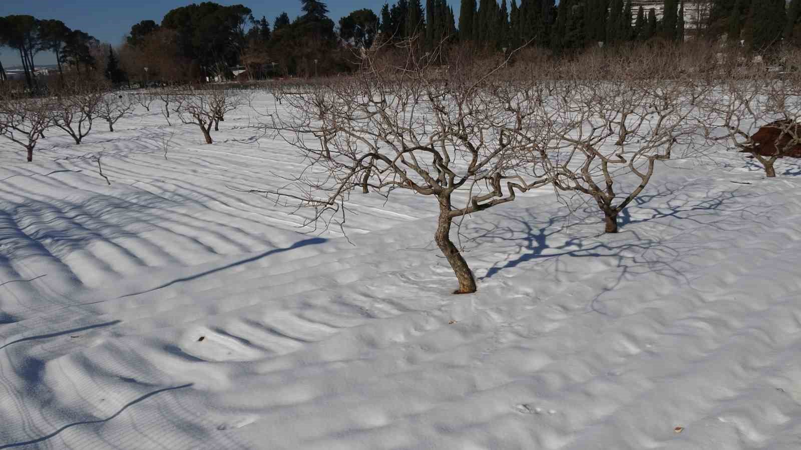 Kar yağışı Gaziantep’te çiftçinin yüzünü güldürdü
