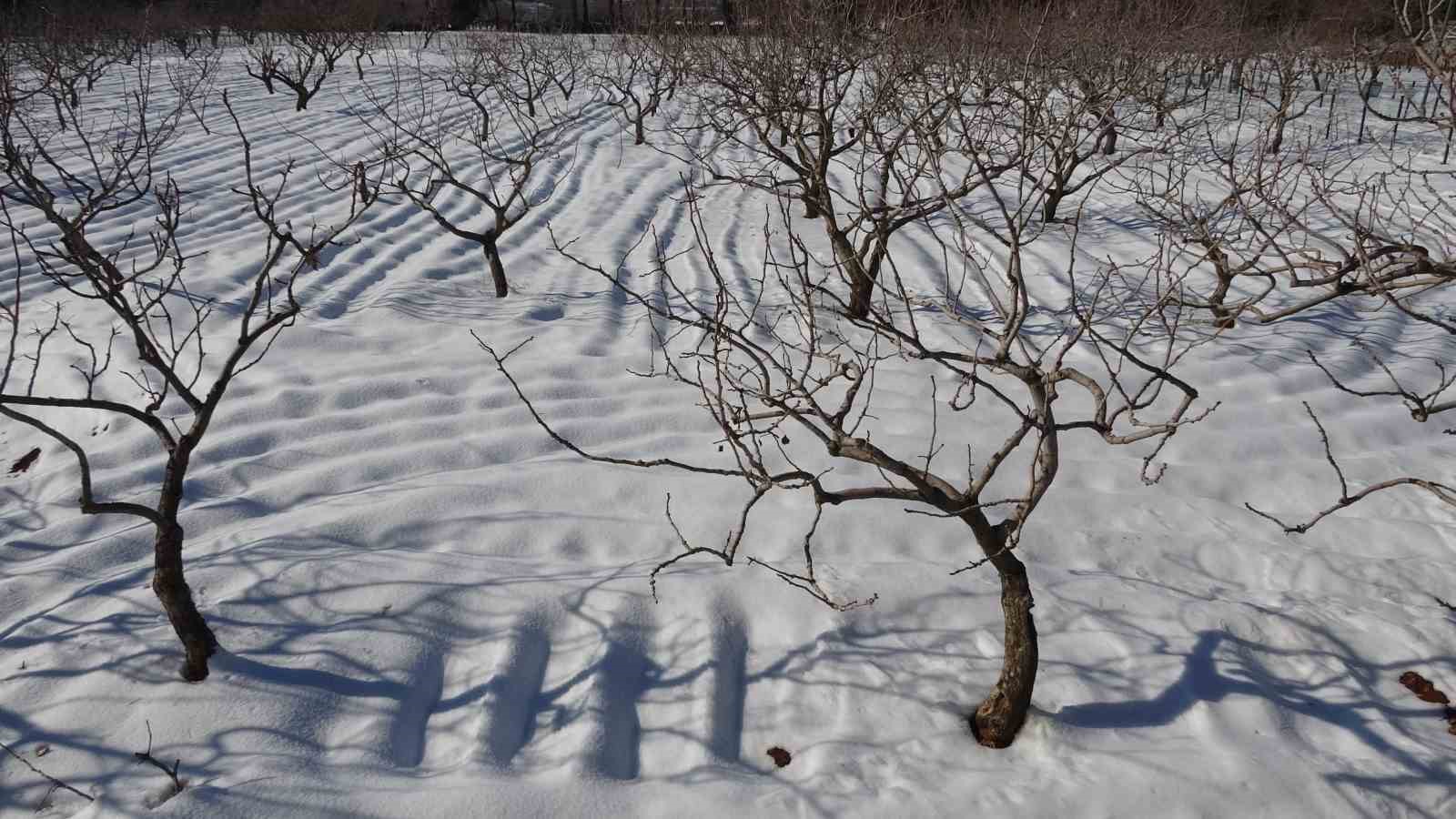 Kar yağışı Gaziantep’te çiftçinin yüzünü güldürdü
