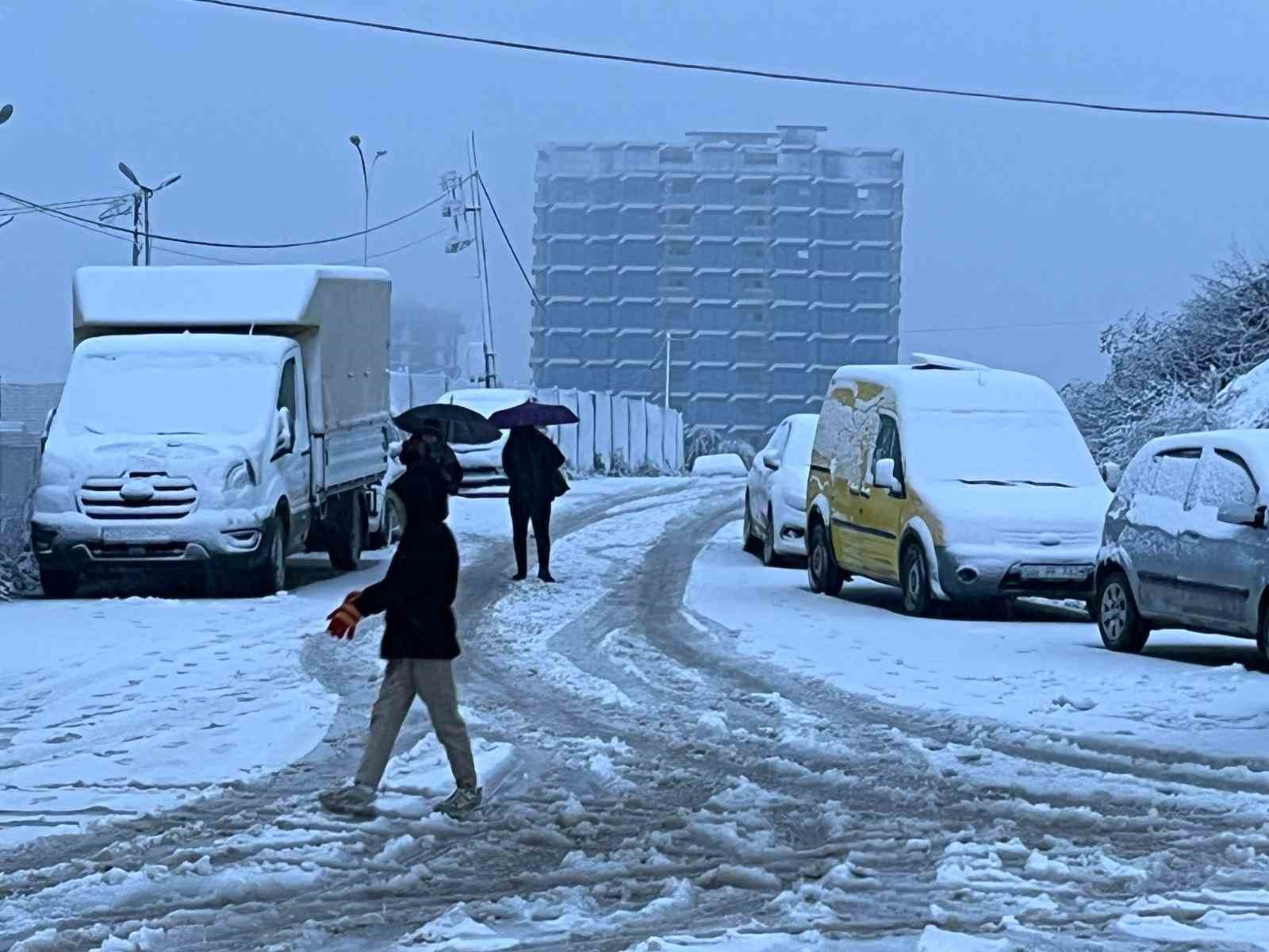 Kar yağışı Hatay’ı beyaza bürüdü, 2 ilçede okullar tatil edildi
