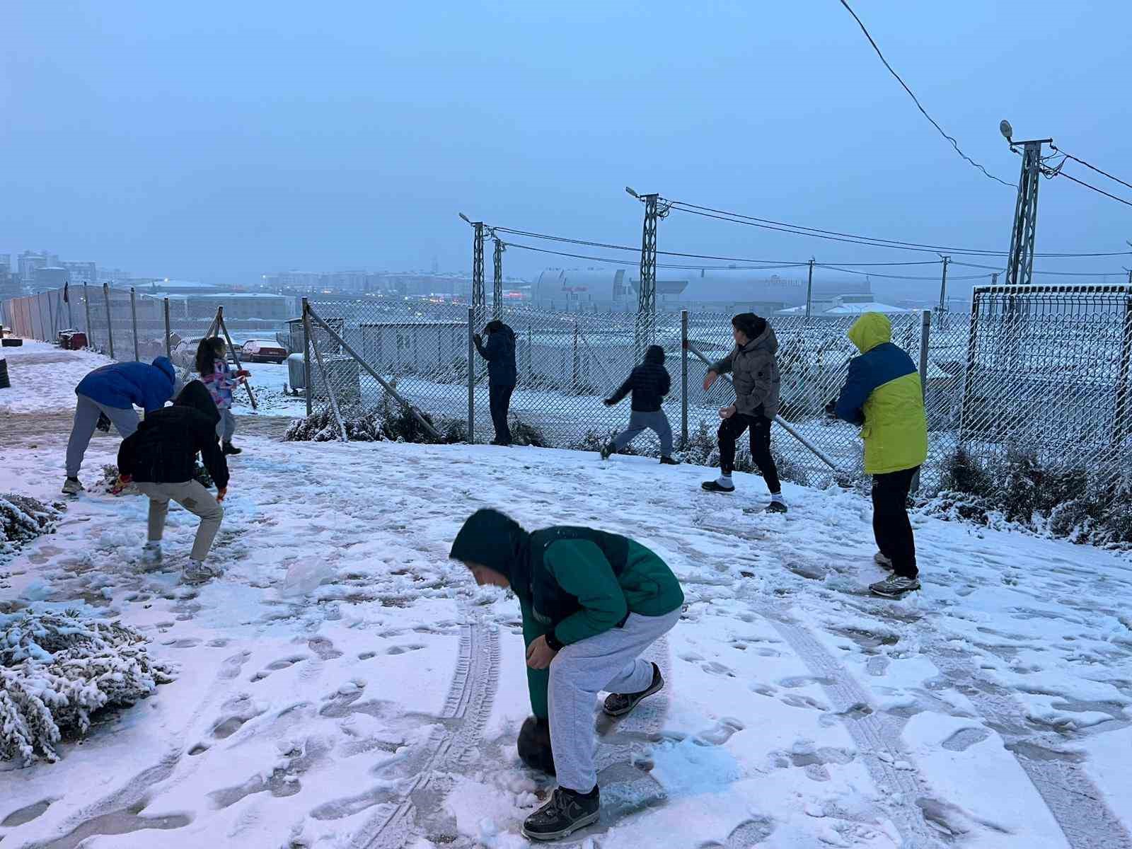 Kar yağışı Hatay’ı beyaza bürüdü, 2 ilçede okullar tatil edildi
