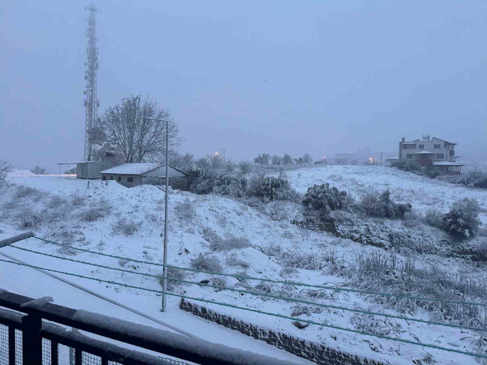 Kar yağışı Hatay’ı beyaza bürüdü, 2 ilçede okullar tatil edildi
