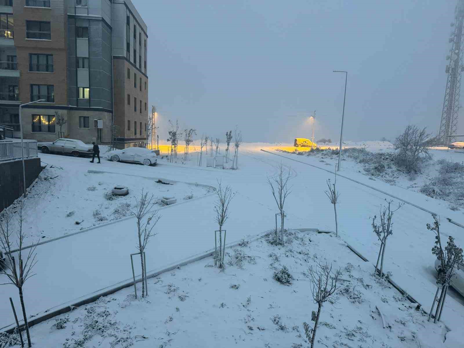Kar yağışı Hatay’ı beyaza bürüdü, 2 ilçede okullar tatil edildi
