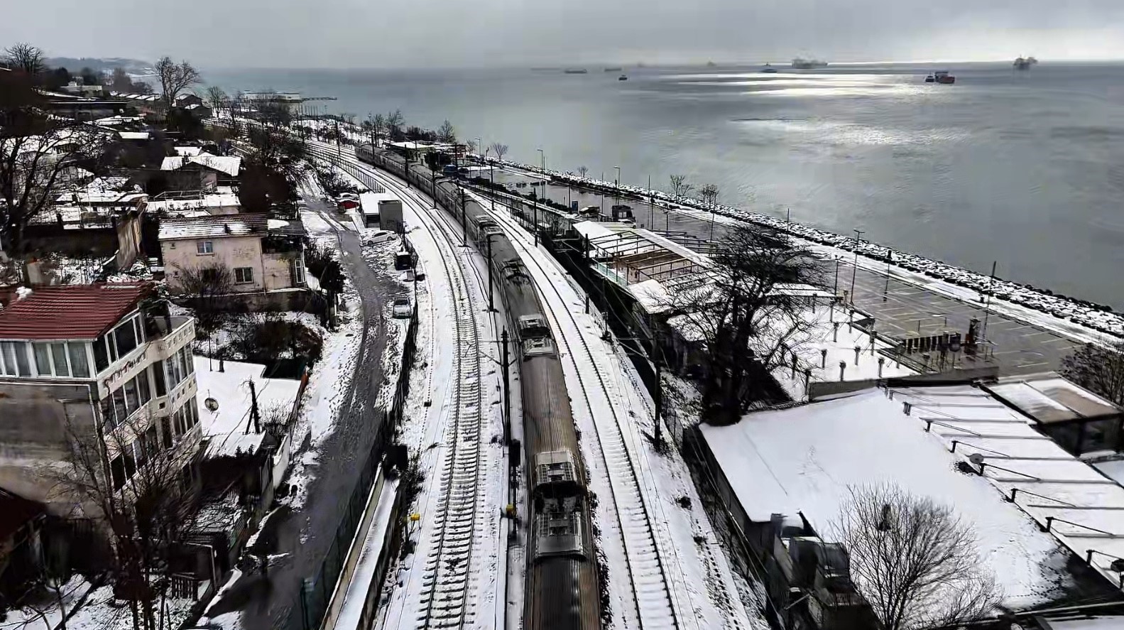 Kar yağışı ile beyaza bürünen Menekşe sahili havadan görüntülendi
