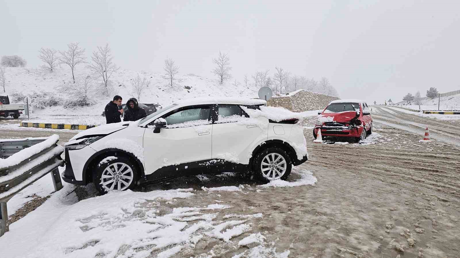 Kar yağışı kazayı beraberinde getirdi: 10 aracın karıştığı kazada 6 kişi yaralandı
