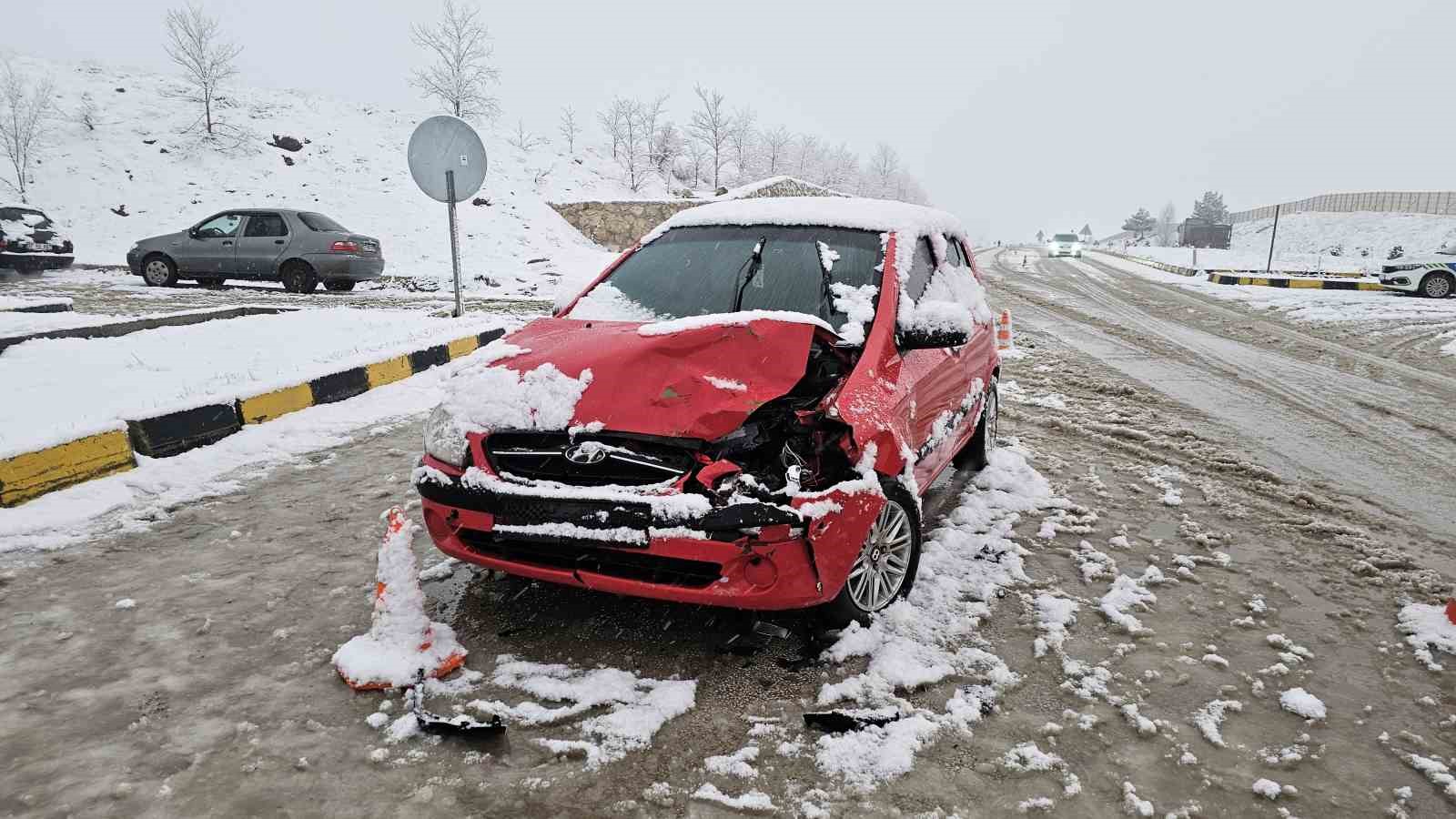 Kar yağışı kazayı beraberinde getirdi: 10 aracın karıştığı kazada 6 kişi yaralandı
