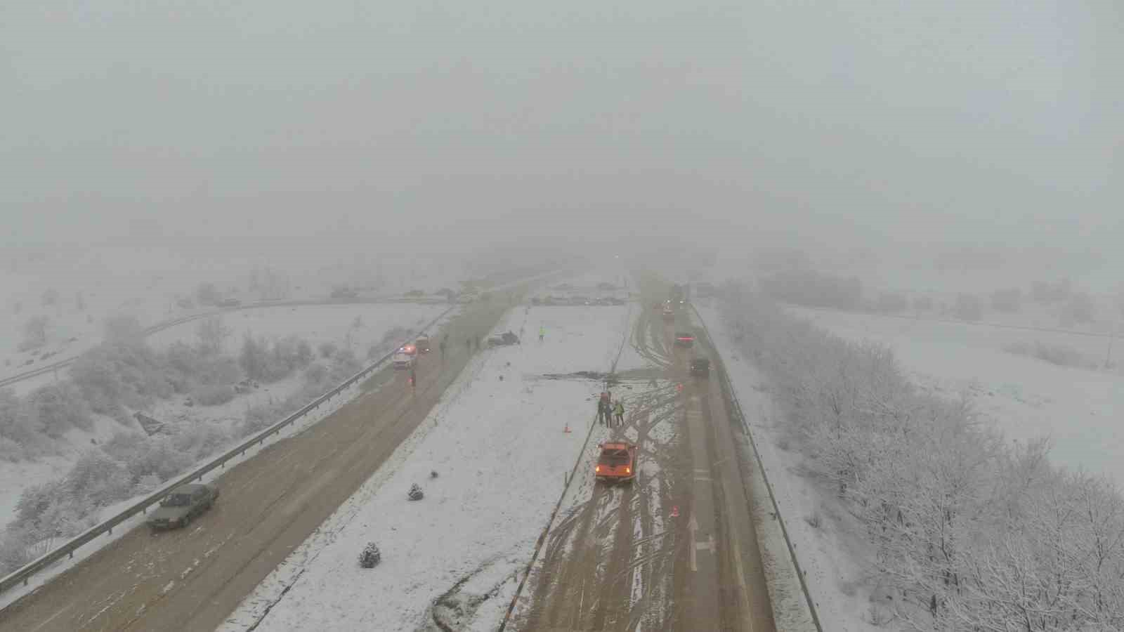 Kar yağışı kazayı beraberinde getirdi: 10 aracın karıştığı kazada 6 kişi yaralandı
