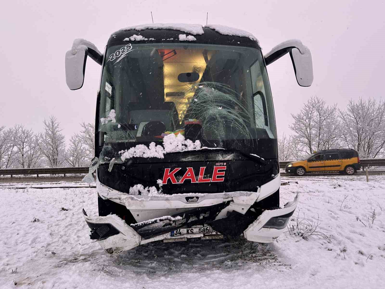 Kar yağışı kazayı beraberinde getirdi: 10 aracın karıştığı kazada 6 kişi yaralandı
