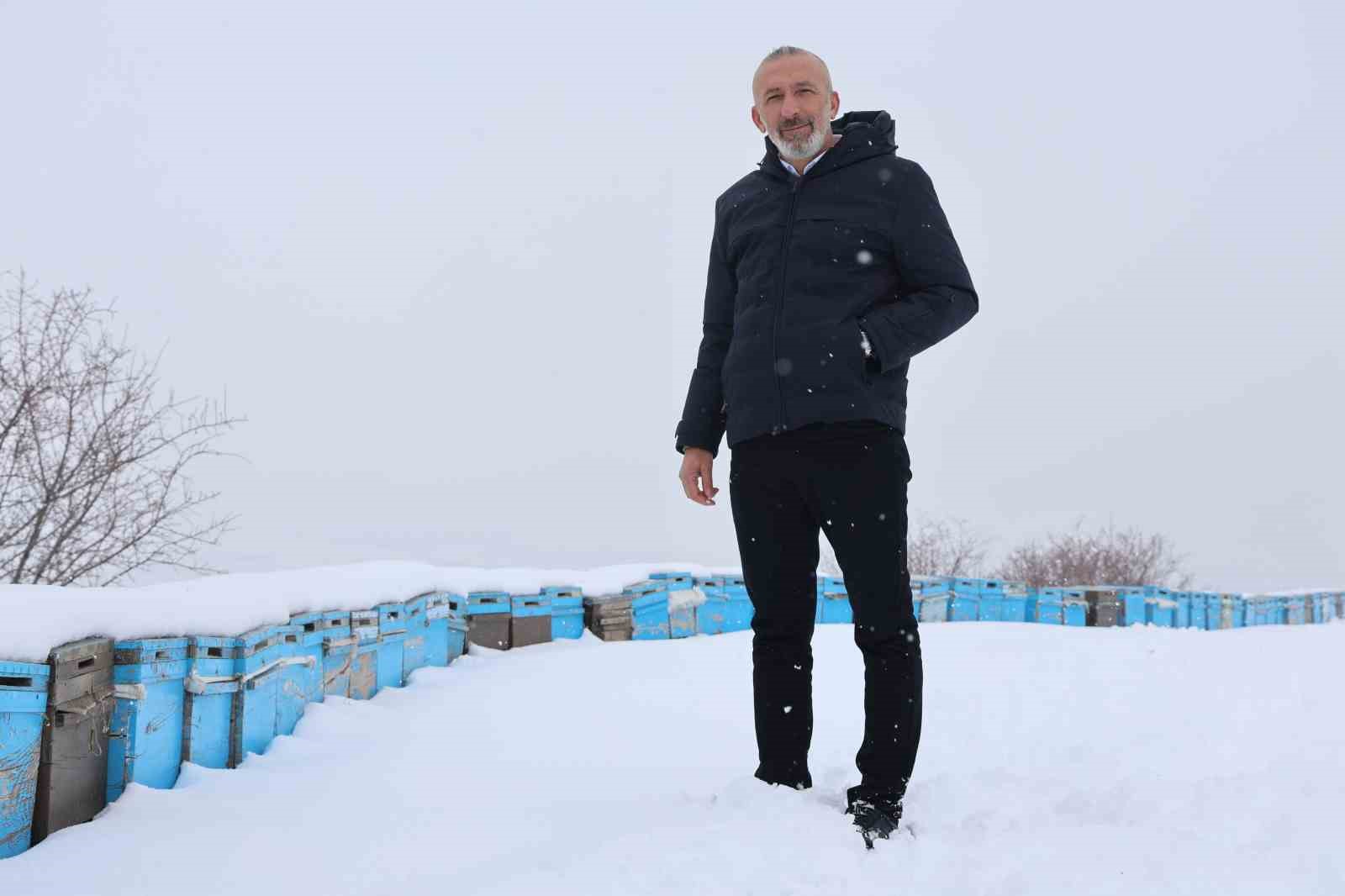 Kar yağışı, koloni kayıplarını ve hastalıkları minimuma indirdi: Arıcılar sezonundan ümitli
Kar yağışı, koloni kayıplarını ve hastalıkları minimuma indirdi: Arıcılar sezonundan ümitli