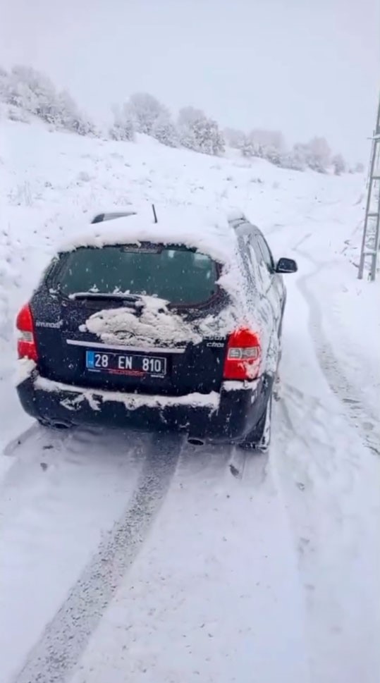 Kar yağışı nedeniyle yolda kalan öğrenci servisinin imdadına İl Özel İdaresi ekipleri yetişti
