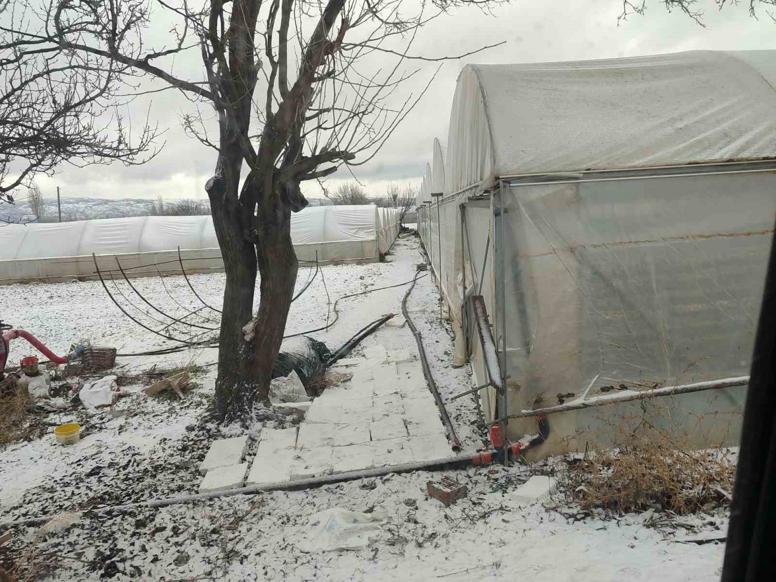 Kar yağışı sebebiyle seralar buz tuttu
