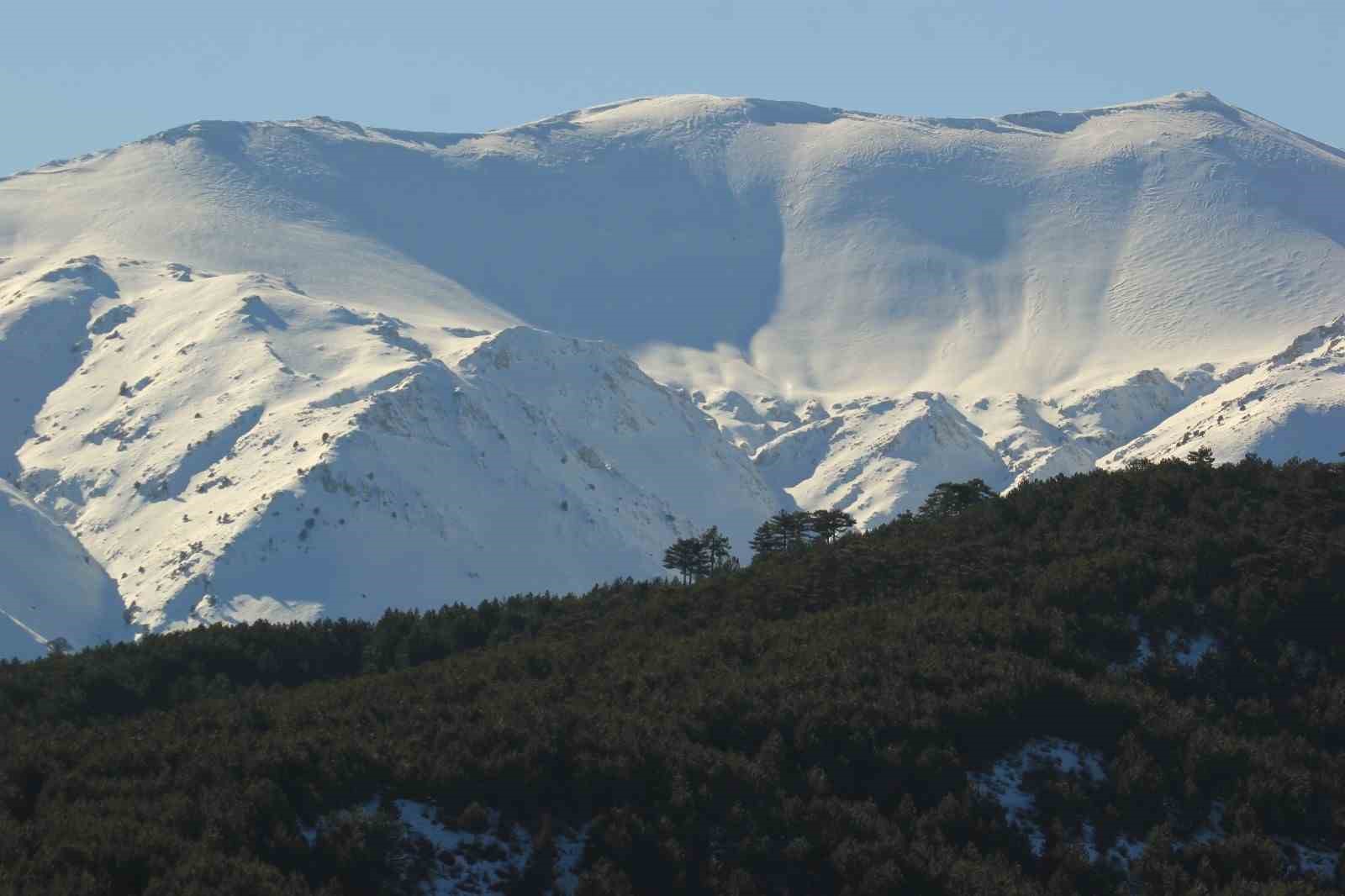 Kar yağışı sonrası Akdağ Tabiat Parkı’nda masalsı kış görüntüsü
