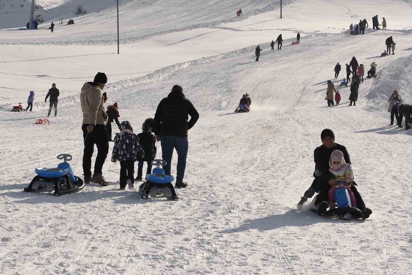 Kar yağışı sonrası Bitlis’te kayak tesislerinde yoğunluk
