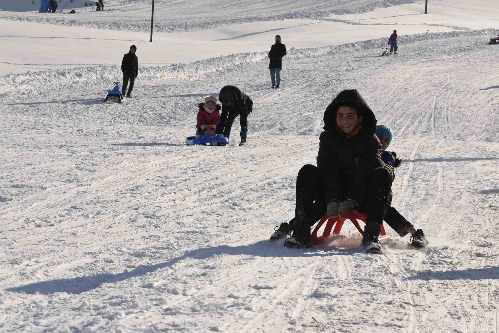 Kar yağışı sonrası Bitlis’te kayak tesislerinde yoğunluk
