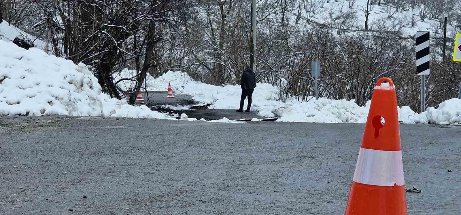 Kar yağışı sonrası mahalle yolu heyelana teslim oldu
