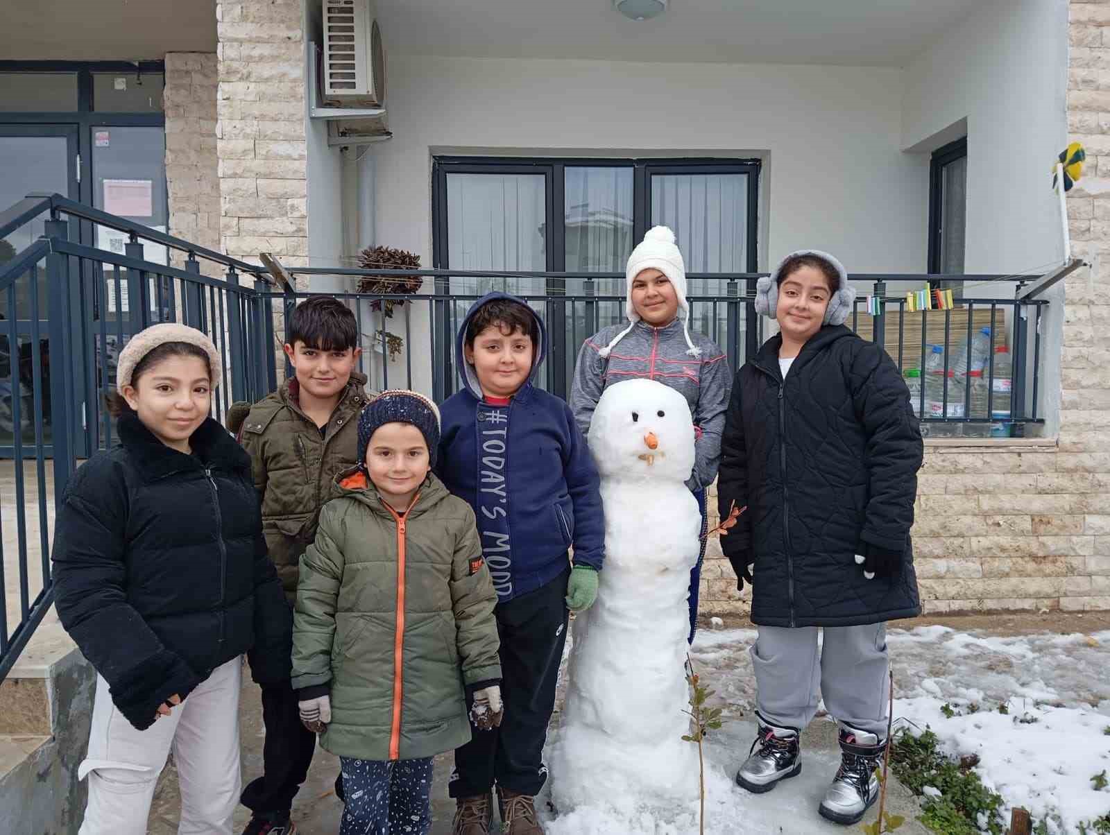Kar yağışı sürücülere zor anlar yaşatırken çocukları mutlu etti
