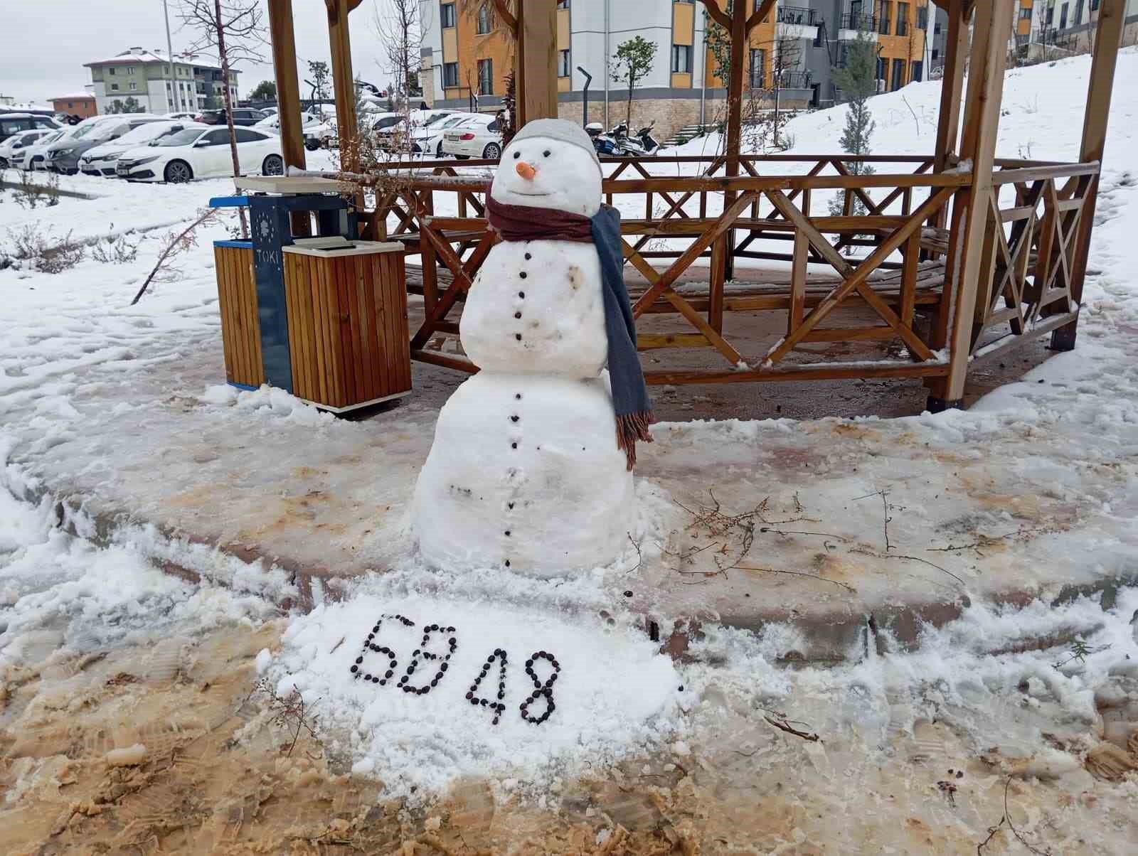 Kar yağışı sürücülere zor anlar yaşatırken çocukları mutlu etti

