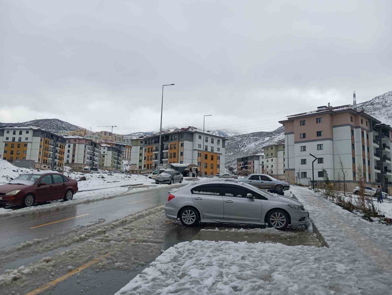 Kar yağışı sürücülere zor anlar yaşatırken çocukları mutlu etti
